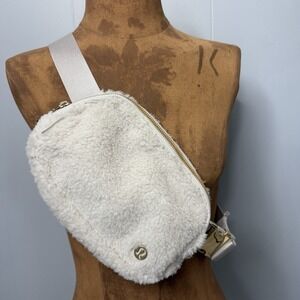 Lululemon Everywhere Belt Bag Fleece Sherpa Cream/Gold New Without Tag Pre 2023
